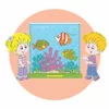 Цветной пример раскраски ребята смотрят на аквариум