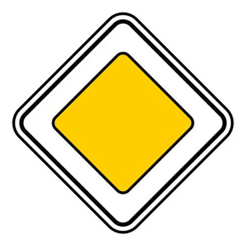 Цветной пример раскраски знак главная дорога