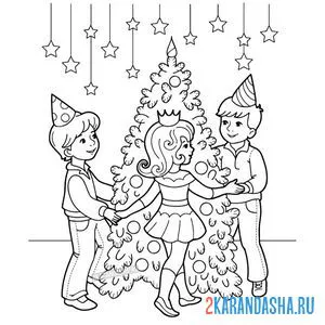 Раскраска дети кружатся вокруг пушистой новогодней ели онлайн