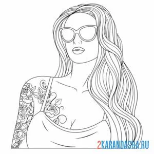 Раскраска девушка с татуировкой в очках онлайн
